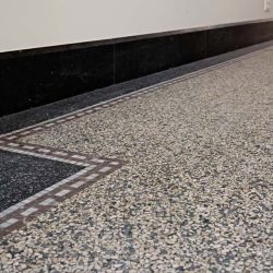 Terrazzo vloer met mozaïek